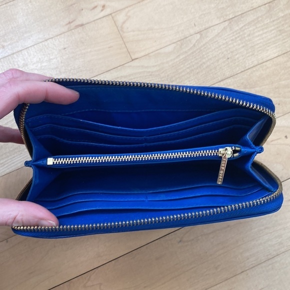Tory Burch Blue zippered wallet clutch - Picture 5 of 5